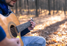 Strum je weg naar succes: Hoe gratis gitaar leren en online lessen je kunnen transformeren