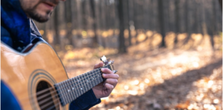 Strum je weg naar succes: Hoe gratis gitaar leren en online lessen je kunnen transformeren